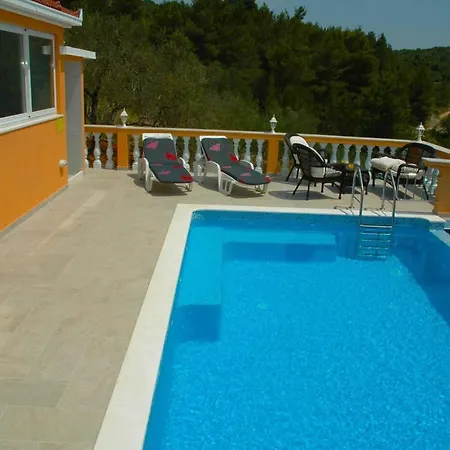 Holiday Nina - Two Bedroom Holiday With Pool And Sea View شقة