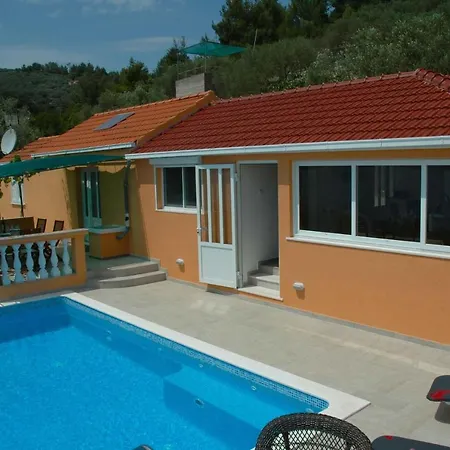 Holiday Nina - Two Bedroom Holiday With Pool And Sea View شقة *