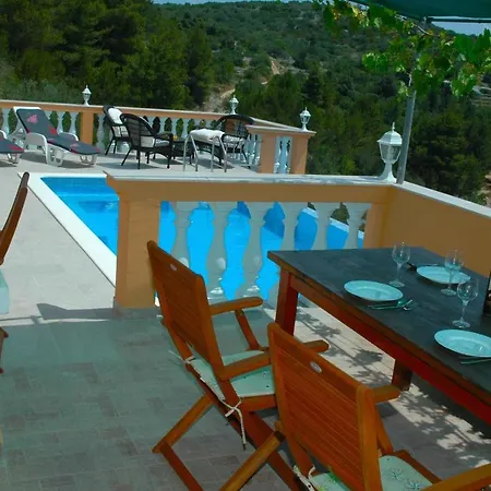 Apartment Holiday Nina - Two Bedroom Holiday With Pool And Sea View Vela Luka