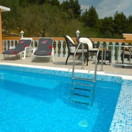 Holiday Nina - Two Bedroom Holiday With Pool And Sea View
