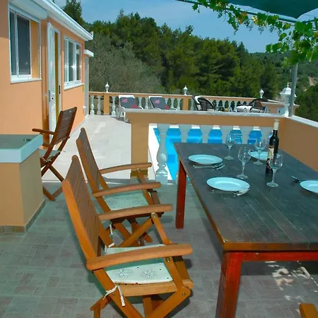 Holiday Nina - Two Bedroom Holiday With Pool And Sea View Vela Luka